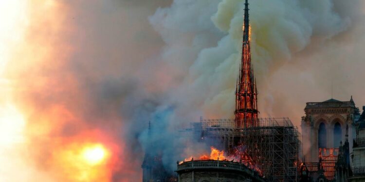 Incendio a Notre Dame