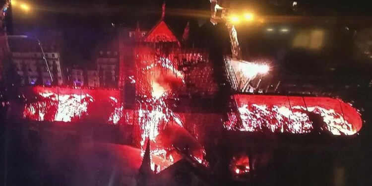 Incendio a Notre Dame di Parigi