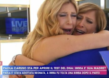 Paola Caruso e la madre biologica Imma a Live - non è la d'Urso