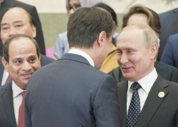 Il premier Giuseppe Conte (di spalle) a Pechino tra al Sisi e Putin (LaPresse)