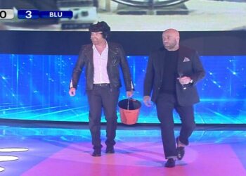 Rudy Zerbi imita John Travolta ad Amici 18