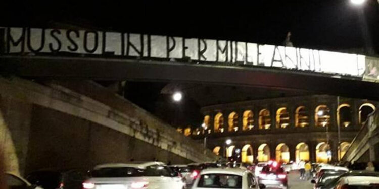 Striscione Mussolini a Roma