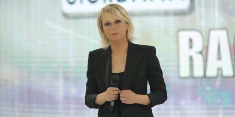 Maria De Filippi conduce la sesta puntata di Amici 18