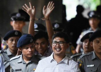 I due giornalisti dell'agenzia di stampa Reuters, Wa Lone e Kyaw Soe Oo, condannati in Birmania e rilasciati (foto Lapresse)