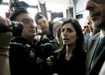 Virginia Raggi parla a Casalbruciato protetta da un cordone di Polizia (LaPresse)