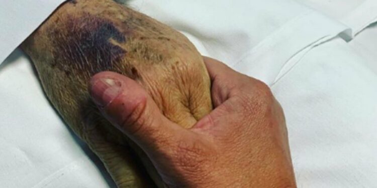 Max Biaggi mano nella mano col padre morto (foto Instagram)