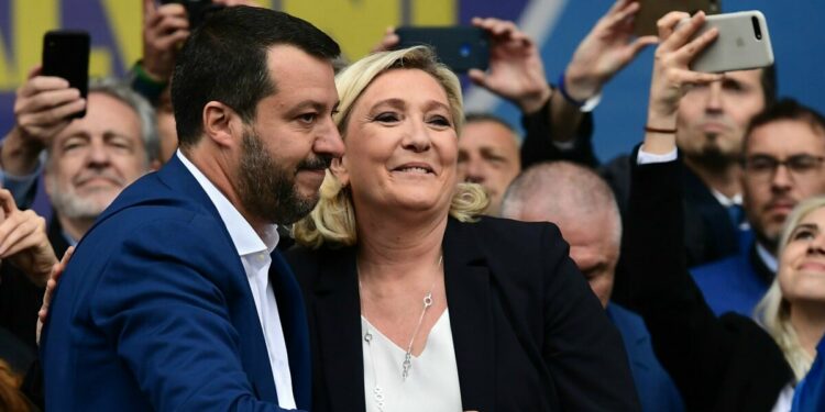 Salvini in Piazza Duomo a Milano insieme a Marine Le Pen (LaPresse)