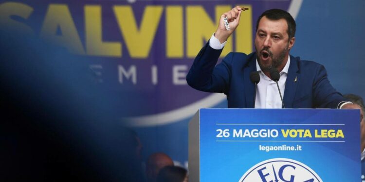 Salvini in Piazza Duomo a Milano (LaPresse, 2019)