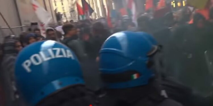 Scontri a Bologna per comizio Forza Nuova, foto da YouTube