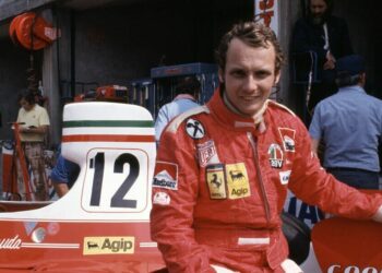 Niki Lauda con la Ferrari nel 1975, anno del primo titolo Mondiale (Foto LaPresse)