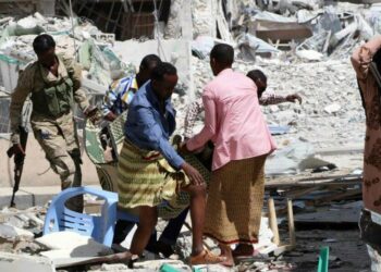 A Mogadiscio, in Somalia, dopo un attentato di Al Shabaab (LaPresse)