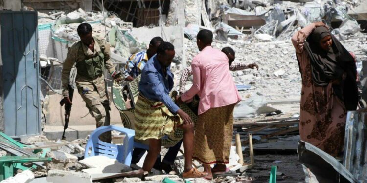 A Mogadiscio, in Somalia, dopo un attentato di Al Shabaab (LaPresse)