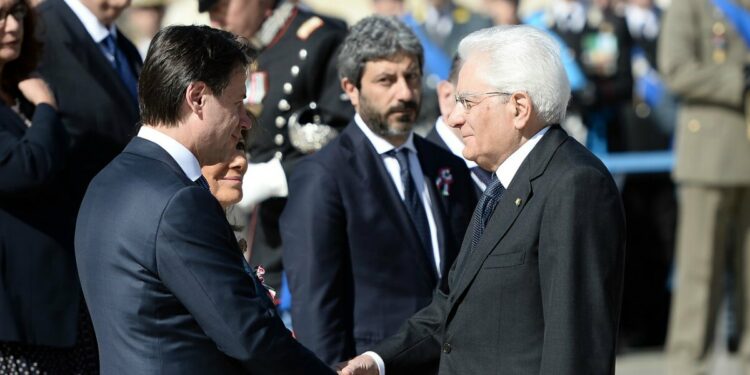 Giuseppe Conte con Sergio Mattarella (LaPresse)