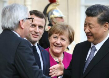 "Amici": J.-C. Juncker, E. Macron, A. Merkel, X. Jinping (LaPresse)