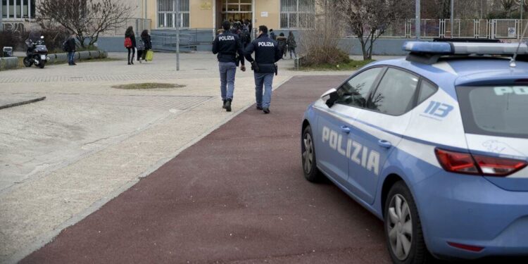 Polizia a scuola