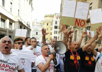 La protesta dei lavoratori Whirlpool di Napoli (Lapresse)