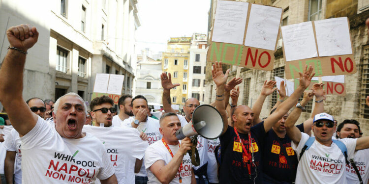 La protesta dei lavoratori Whirlpool di Napoli (Lapresse)