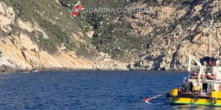 Isola di Montecristo, peschereccio si incaglia