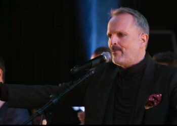 Miguel Bosé nel video Morir De amor (Vevo)