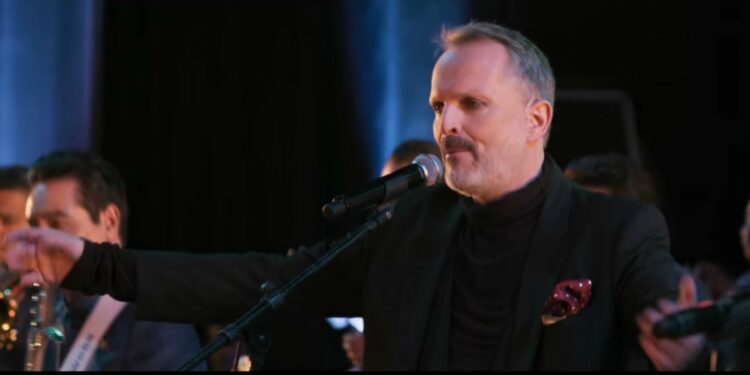 Miguel Bosé nel video Morir De amor (Vevo)