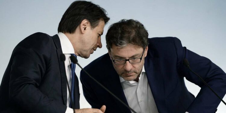 Giuseppe Conte e Giancarlo Giorgetti (LaPresse)