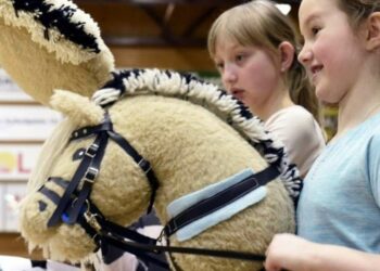 Una giovanissima praticante di Hobby Horse