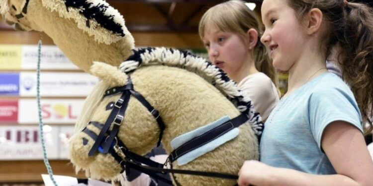 Una giovanissima praticante di Hobby Horse