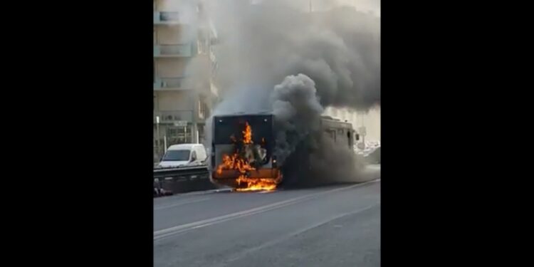 Un autobus della linea 18 a Genova in fiamme (foto YouTube)