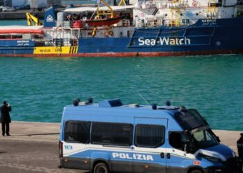 Sea Watch 3 e una camionetta della polizia (Foto: Lapresse)