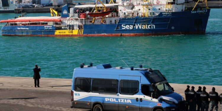 Sea Watch 3 e una camionetta della polizia (Foto: Lapresse)