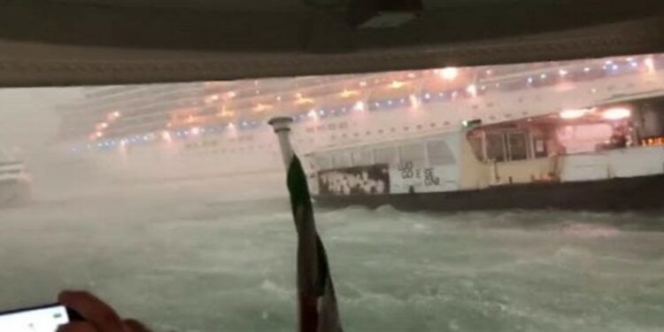 Venezia, nave da crociera sbanda: incidente sfiorato