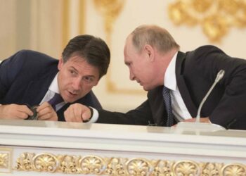 Il presidente del Consiglio Giuseppe Conte con il presidente russo Vladimir Putin (LaPresse)