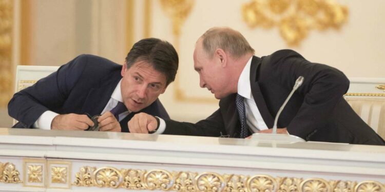 Il presidente del Consiglio Giuseppe Conte con il presidente russo Vladimir Putin (LaPresse)