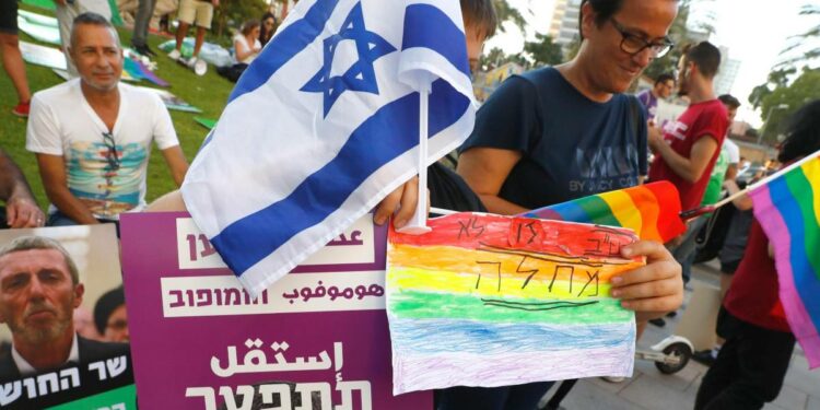 manifestazione LGBT contro Ministro Peretz