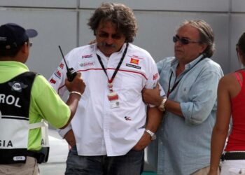 Carlo Pernat con il padre di Marco Simoncelli (Foto: LaPresse)