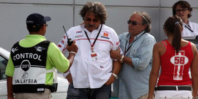 Carlo Pernat con il padre di Marco Simoncelli (Foto: LaPresse)