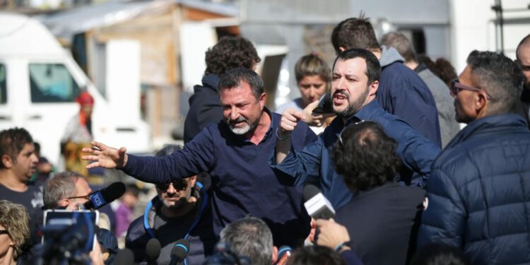 Salvini in un campo rom