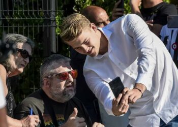 Matthijs De Ligt con i tifosi della Juventus (Foto LaPresse)