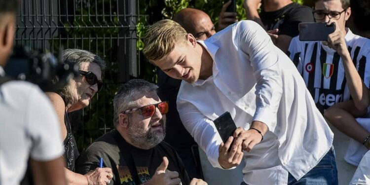 Matthijs De Ligt con i tifosi della Juventus (Foto LaPresse)