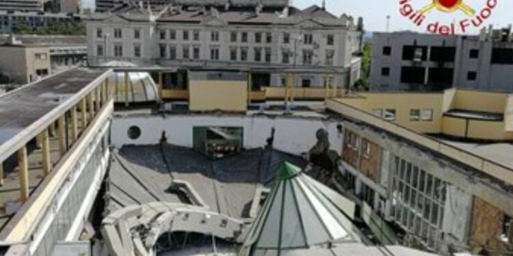 Crollato tetto piscina a Trieste