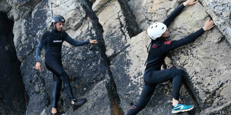 Due persone fanno canyoning (foto da Lapresse)