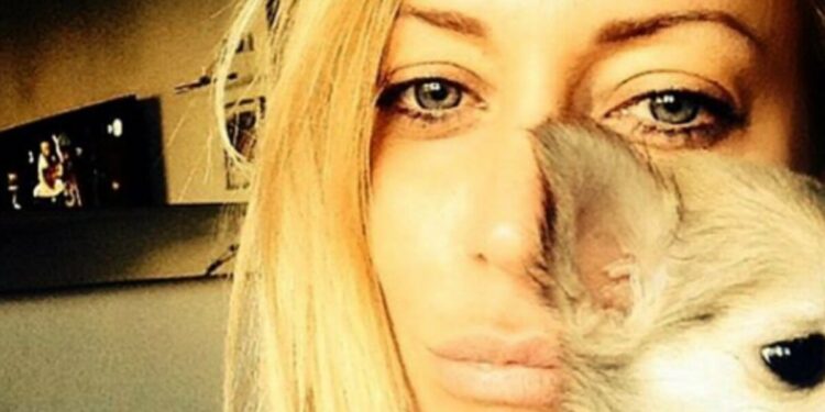 Karina Cascella con la sua cagnolina morta di nome Carolina (foto Instagram)