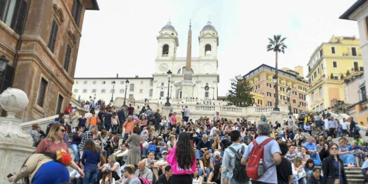 Foto Fabrizio Corradetti/LaPresse
08 - 04 - 2018 Roma, Italia 
Cronaca
Scalinata di Trinita' dei Monti piena di turisti
Nella foto: Turisti bivaccano sulla scalinata di Trinita' dei Monti

Photo Fabrizio Corradetti/LaPresse
April 08th, 2018 Roma, Italy
News
Scalinata di Trinita' dei Monti piena di turisti
In the photo: