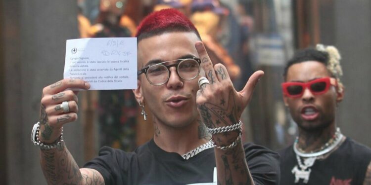 Sfera Ebbasta rivolto ai fotografi dopo avere preso una multa per divieto di sosta in via Montenapoleone a Milano (LaPresse)