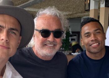 Dybala al Twiga con Flavio Briatore e Alex Sandro (Foto: Instagram)