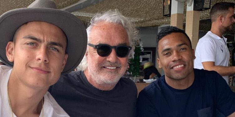 Dybala al Twiga con Flavio Briatore e Alex Sandro (Foto: Instagram)