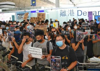 Proteste in aeroporto Hong Kong