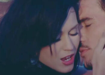 Katy Perry e Josh Kloss nel video di "Teenage Dream"