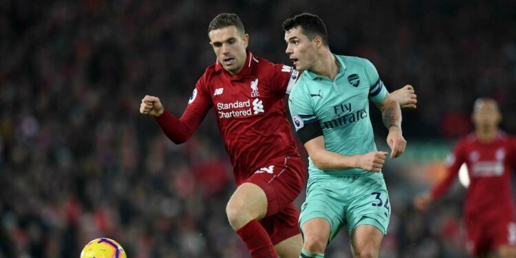 Calciomercato Roma - Xhaka (Arsenal) impegnato in un duello con Henderson (Liverpool) (Foto LaPresse)