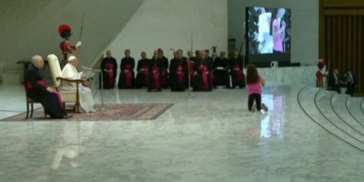 Papa Francesco, bambina sul palco (foto Youtube)